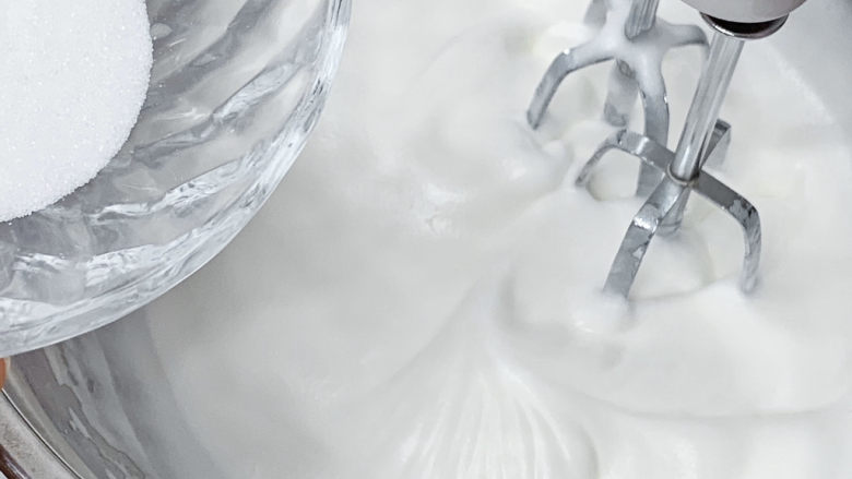 橙子蛋糕,蛋白部分:3⃣️打发至有明显纹路,加第三次糖。