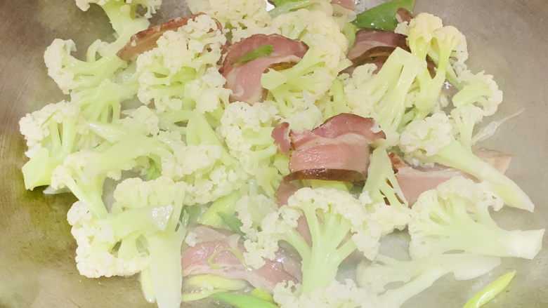 腊肉炒花菜,放入花菜,翻炒片刻。