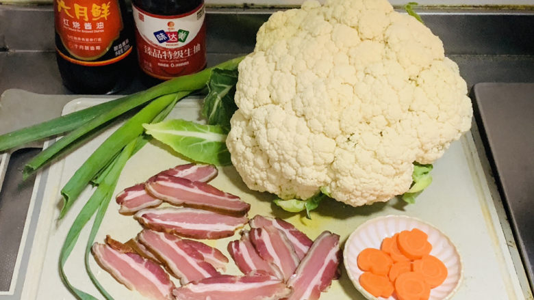 腊肉炒花菜,准备好需要的食材,<a style='color:red;display:inline-block;' href='/shicai/ 436'>腊肉</a>切片,萝卜切片。