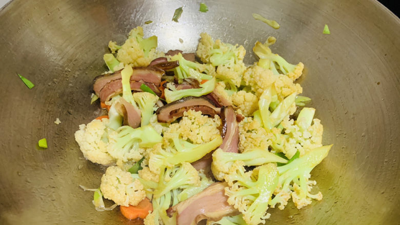 腊肉炒花菜,少许热水,翻炒片刻。