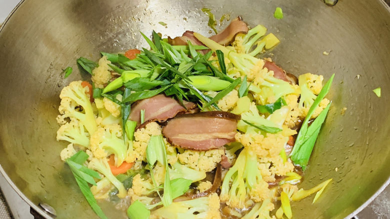 腊肉炒花菜,放入大蒜叶,翻炒均匀