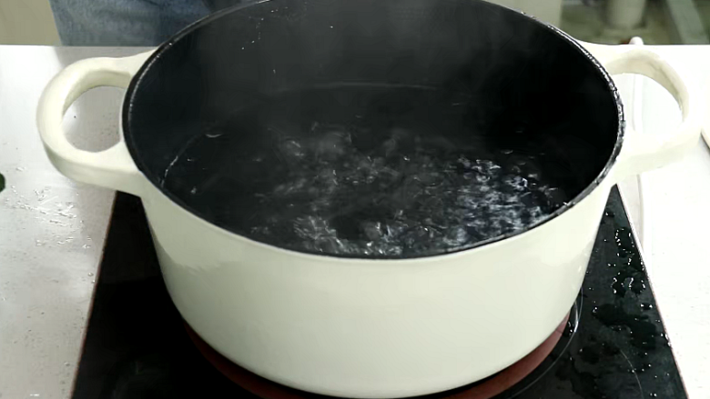麻酱菠菜,煮一锅开水,放开水里焯一下