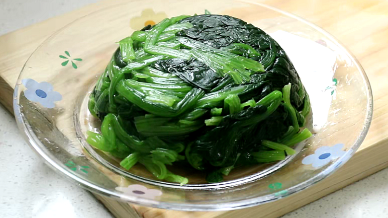麻酱菠菜,倒扣在盘子上,去掉碗做好造型