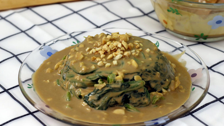麻酱菠菜,再撒上少许<a style='color:red;display:inline-block;' href='/shicai/ 11221'>花生碎</a>,简单可口,营养丰富的下酒小凉菜就做好了