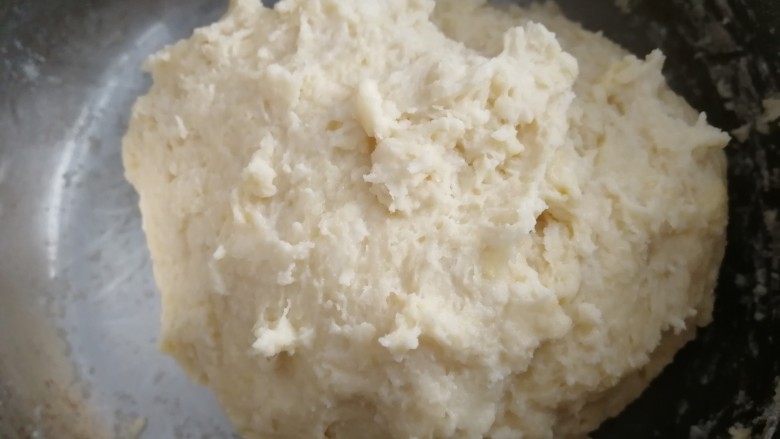 酸奶面包,揉成团(面团含水量大,开始有点黏手)