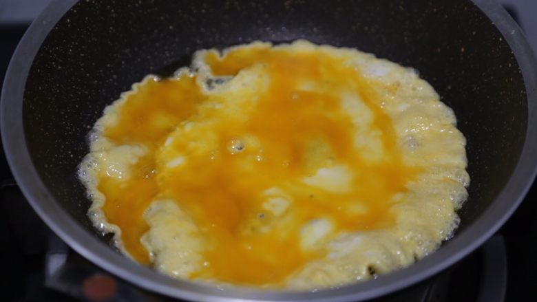 花菜炒鸡蛋,锅里倒入少许油,倒入蛋液