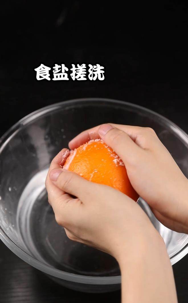 香橙鸡蛋杯,<a style='color:red;display:inline-block;' href='/shicai/ 2146'>香橙</a>用食盐搓洗干净