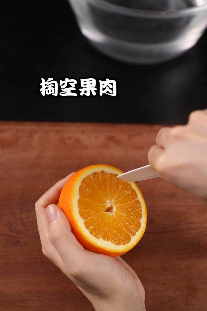 香橙鸡蛋杯,将橙子内果肉掏空