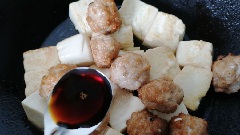 豆腐肉丸子,加入两勺生抽提鲜