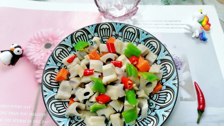泡椒藕丁,装盘拍上成品图,一道美味又下饭的泡椒藕丁就完成了。