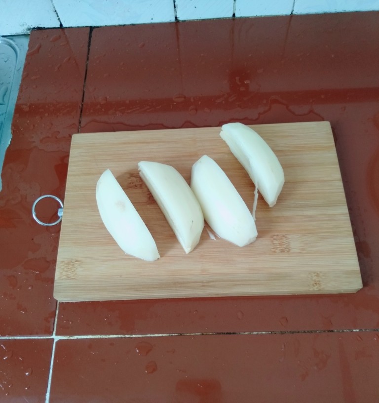 红枣莲藕汤,这样切成四份,小一点