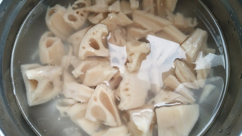 红枣莲藕汤,水里加几滴白醋,莲藕切块浸泡