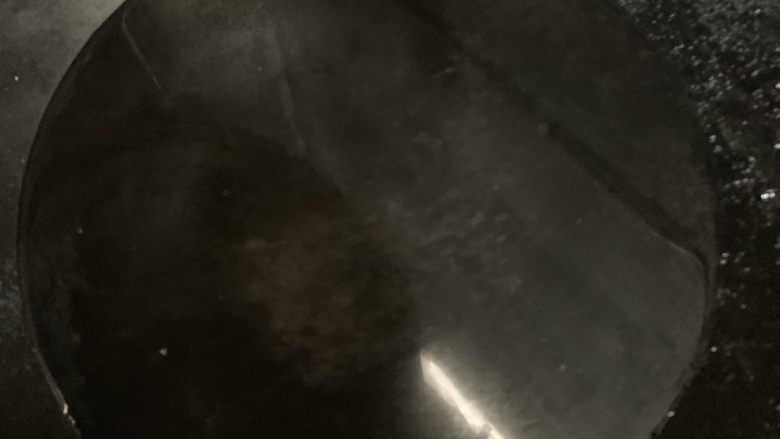 菠萝咕噜肉,加入能淹没彩椒的水量。