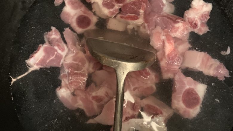 菠萝咕噜肉,加入排骨。