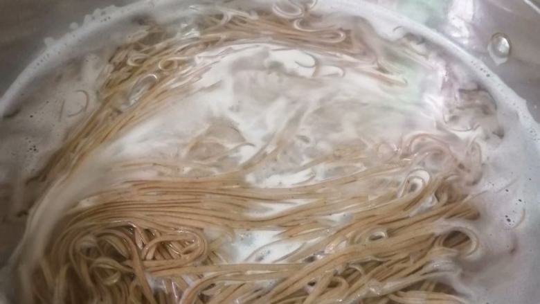 番茄荞麦面,边煮边轻轻搅动,以防面条黏连和粘锅,煮至熟