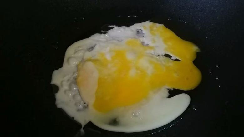 家常炒冷饭,磕入<a style='color:red;display:inline-block;' href='/shicai/ 9'>鸡蛋</a>