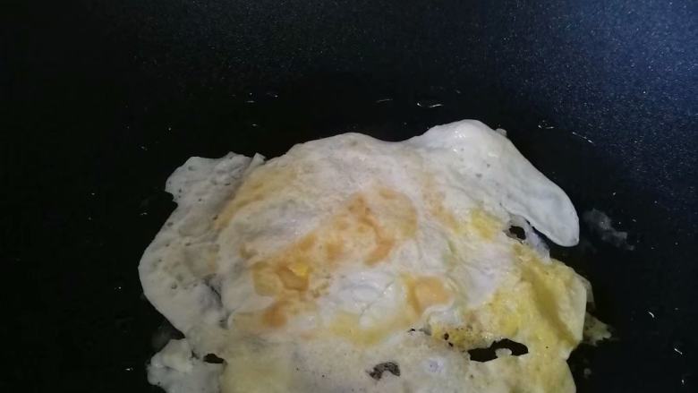 家常炒冷饭,翻两面煎至熟