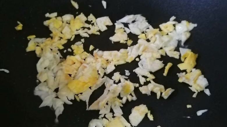 家常炒冷饭,切碎，盛出待用