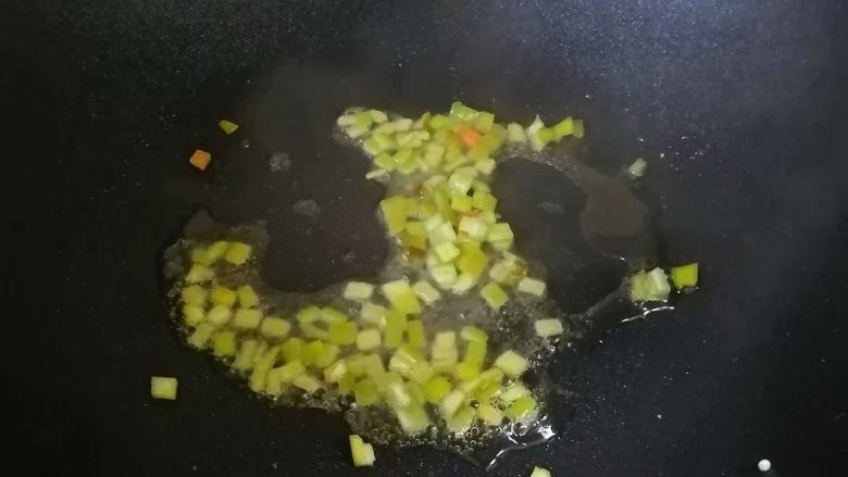 家常炒冷饭,重新热锅入油，爆香辣椒丁