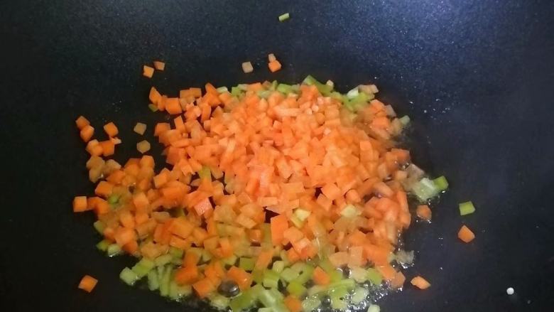 家常炒冷饭,加入胡萝卜丁