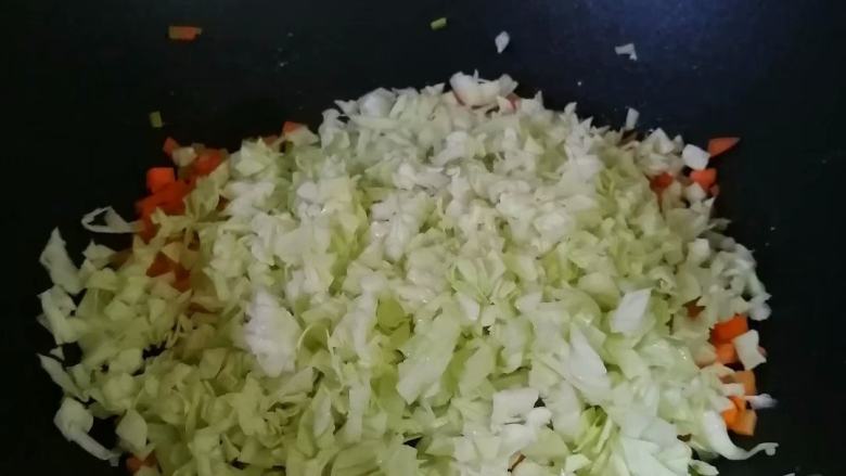 家常炒冷饭,加入包菜丁