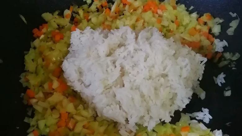 家常炒冷饭,加入<a style='color:red;display:inline-block;' href='/shicai/ 507'>米饭</a>