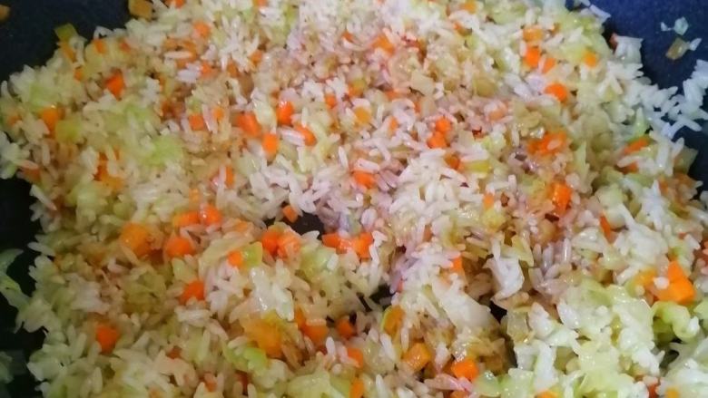 家常炒冷饭,加入<a style='color:red;display:inline-block;' href='/shicai/ 788'>生抽</a>，翻炒均匀