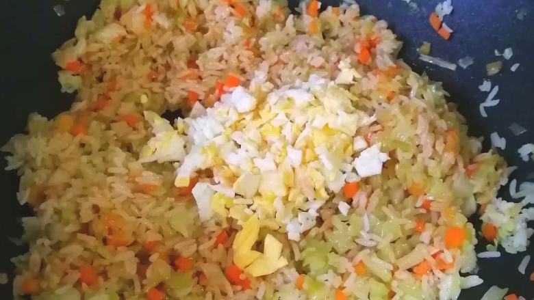 家常炒冷饭,加入鸡蛋碎