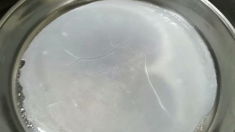 简易版凉皮.,出锅晾凉,可以放入装有凉水的大盘中加速降温