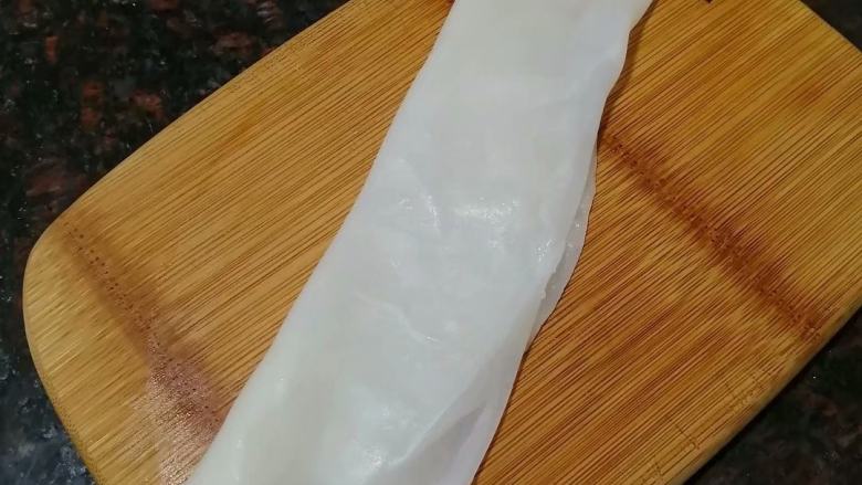 简易版凉皮.,取出凉皮,放案板上