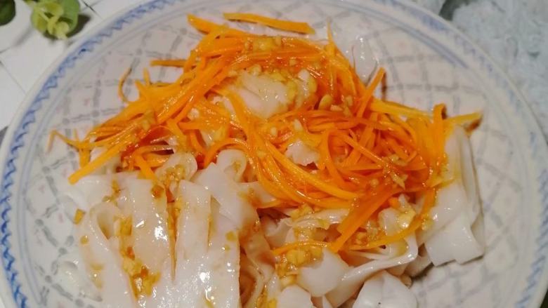 简易版凉皮.,凉皮上码上胡萝卜丝,淋入酱汁便可