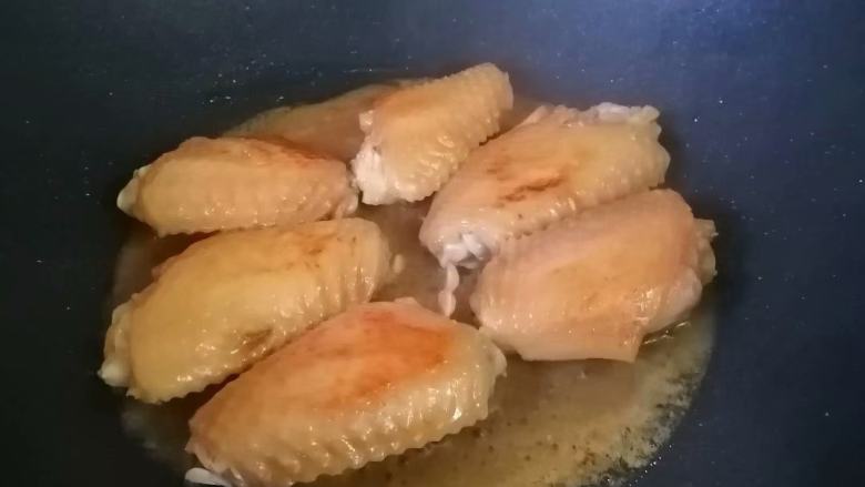 煎焗鸡中翅,加入腌渍时的调味汁,盖上盖,中火焖3~5分钟