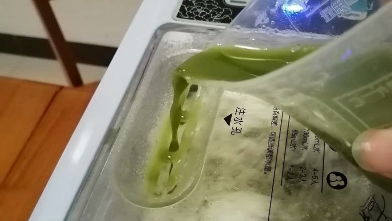 轻轻松松做面条,启动和面功能，分次加入菜汁，和面程序一般是20分钟，然后醒面10分钟