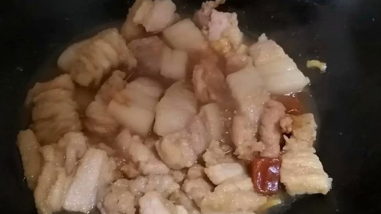 古法炒叉烧,加入红糖,转小火,慢慢炒至入味