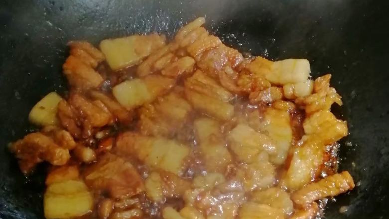 古法炒叉烧,炒至上色,肥肉变得晶莹剔透,大火收汁