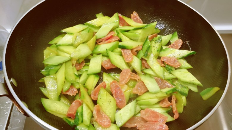 黄瓜炒腊肠,翻炒均匀,关火出锅。