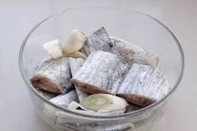 干煎带鱼,用筷子将带鱼和调料拌匀,覆盖保鲜膜腌制两个小时入味儿,我一般会前一晚腌好放进冰箱冷藏,第二天再取出煎制。