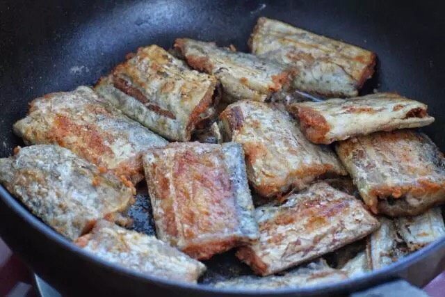 干煎带鱼,直到将带鱼煎成表皮金黄酥脆状,关火盛出即可。