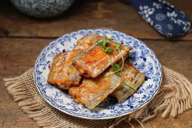 干煎带鱼,一道营养丰富、香酥美味的干煎带鱼就完成了!