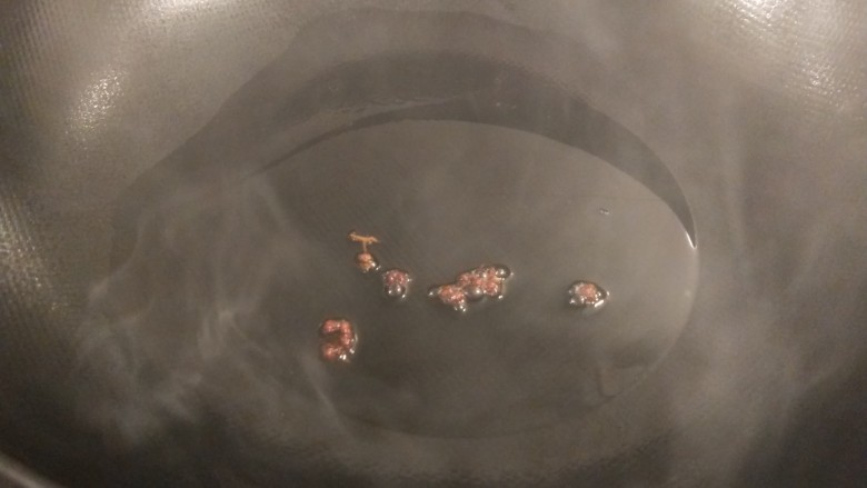 香酥牛肉饼,锅中倒入适量油烧热炸花椒八角油。