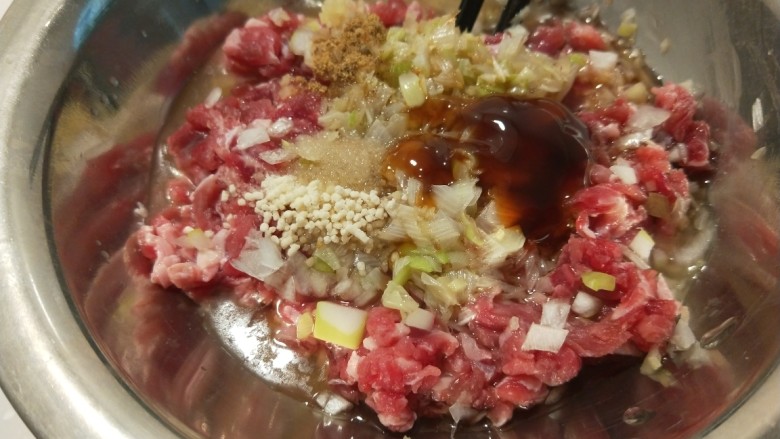 香酥牛肉饼,<a style='color:red;display:inline-block;' href='/shicai/ 829'>十三香</a>,鸡精,倒入料酒,耗油,生抽,香油,盐。