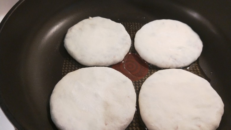 香酥牛肉饼,锅中倒入适量油放入馅饼。