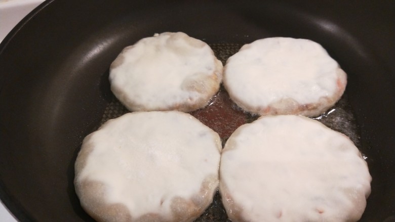 香酥牛肉饼,中火慢慢煎制。