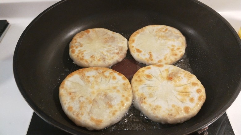 香酥牛肉饼,煎制两面上花即可。