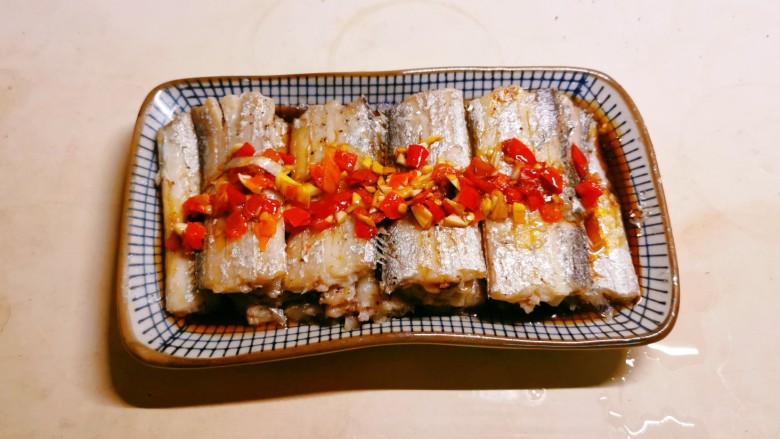 剁椒带鱼,时间到,取出。