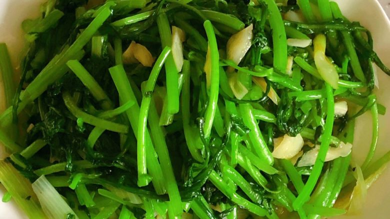 清炒茼蒿,继续翻炒均匀,出锅装盘