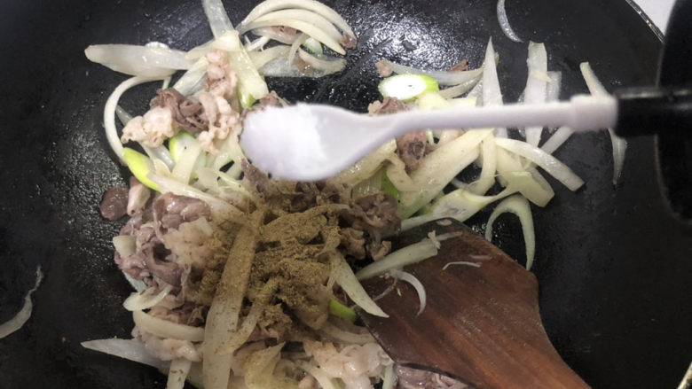 孜然肉片,一小勺盐