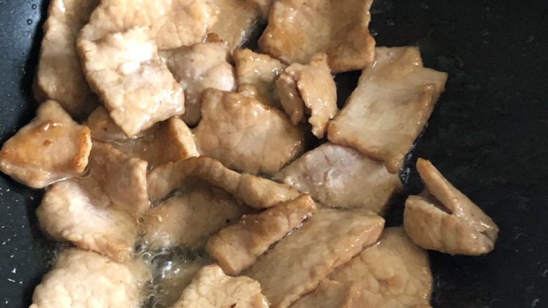 蒜薹炒肉片,炒到都变色