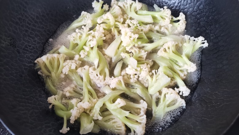 腊肉炒花菜,锅里水烧开加入盐,几滴油放入花菜焯水2分钟