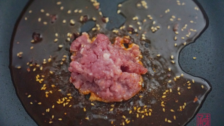 麻辣豆腐,配饭盖饭你都可!,4、加入<a style='color:red;display:inline-block;' href='/shicai/ 442'>肉末</a>并炒熟。